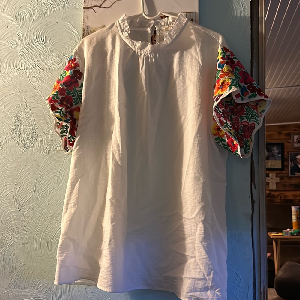 White blouse with flower sleeves